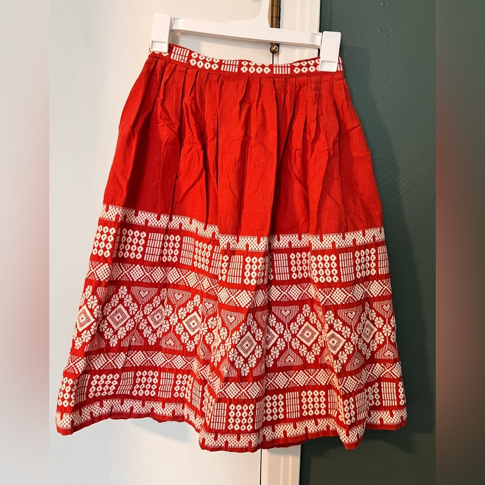 Absolutely stunning vintage, 100% cotton skirt with embroidery